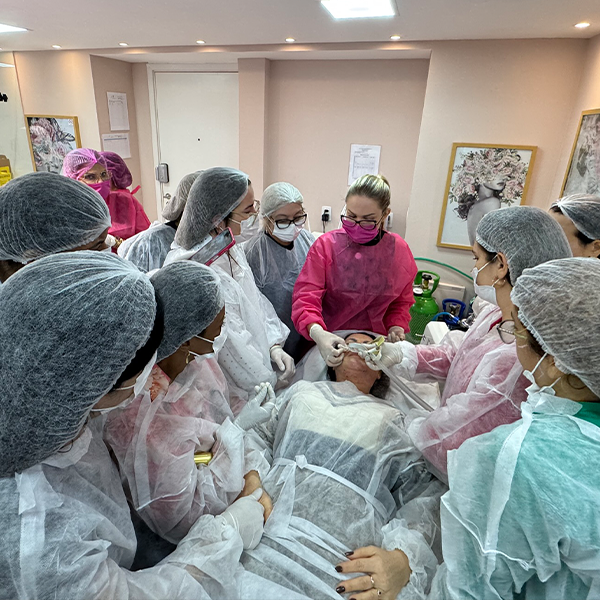 Treinamento presencial com profissionais da estética